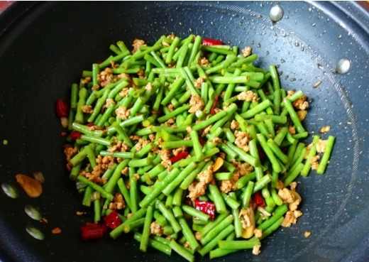 豆角加它这样做,简单又美味,和米饭搭配最好了,能吃两碗饭