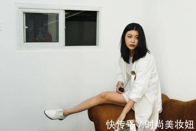 穿搭|葛荟婕真有“国际范”,穿镂空羽毛衣配皮裙好高级,大红唇太抢镜