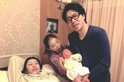 大宝|45岁妈妈生二胎,大一哥哥被迫开始“带娃”,网友:就当提前练手