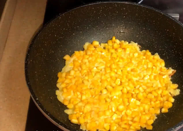 玉米别再煮着吃,加个鸡蛋筷子一搅,三个玉米都不够吃