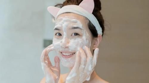 想让皮肤底子变好，建议做好3个护肤方法，很基础但容易被忽略