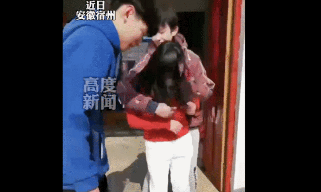 拍摄者|俩外甥上演强盗式拜年向小姨讨红包 拍摄者:小姨挺开心的