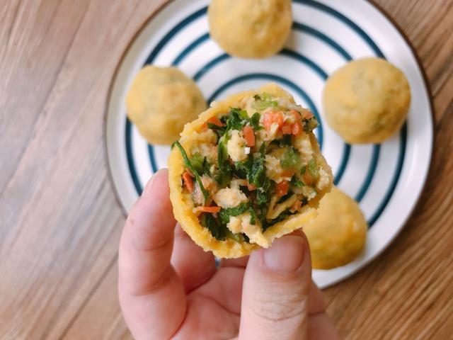 不用和面就能吃上菜团子,玉米面上滚一滚就下锅,皮薄馅多味道好