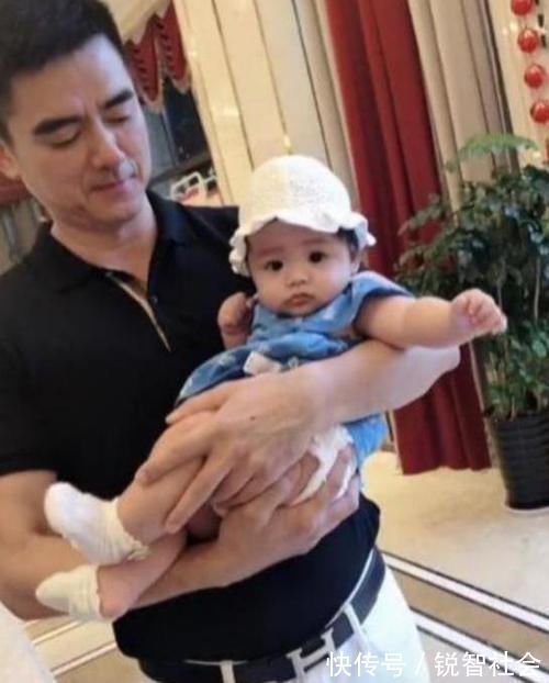 爷爷|“最潮爷爷”火了,抱孙女看楼盘,网友调侃:预定个孙女婿的位置