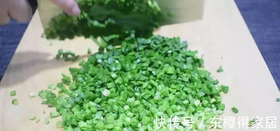 做法|韭菜盒子新做法，不揉面，不擀面，筷子搅一搅，做法超简单!