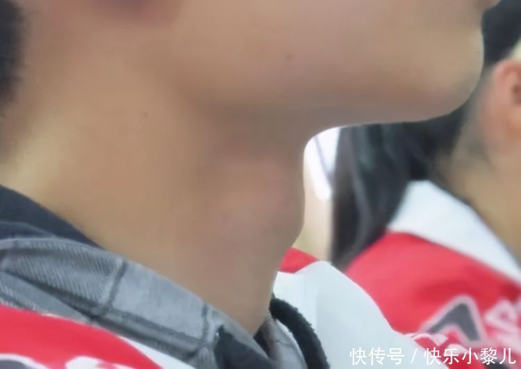 青春期|10岁孩子进入变声期,妈妈带娃去检查,医生:第二性特征开始明显