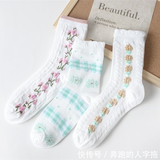 白棉袜 女生能把白棉袜穿变色吗?