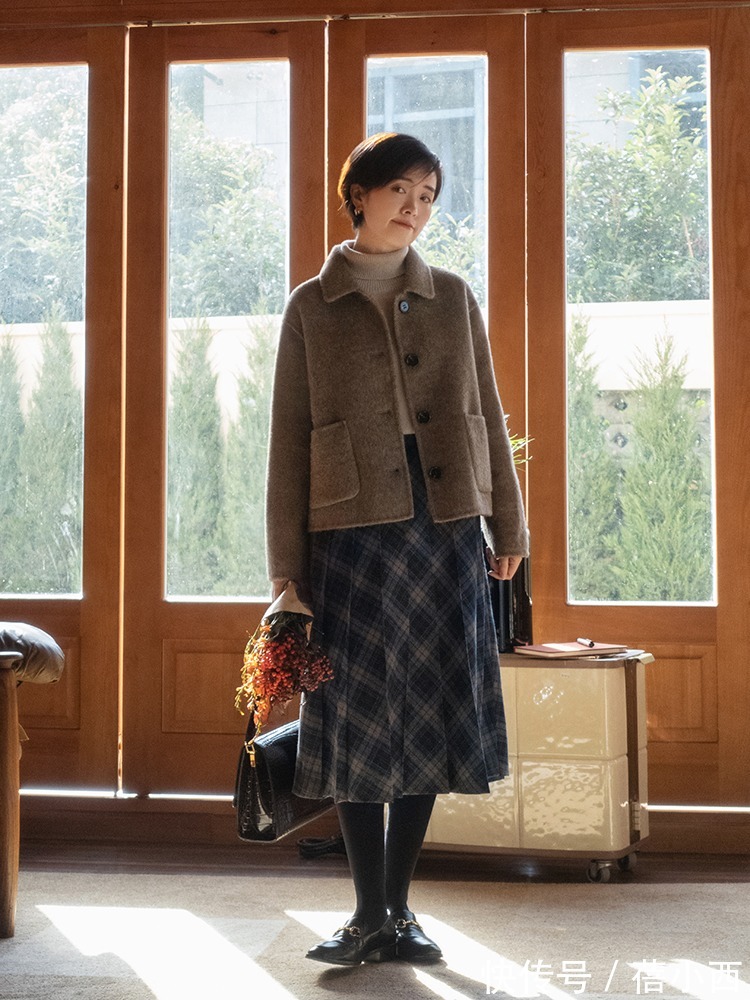 浅色系 新年穿搭怎么能没有高领衫?建议你这样穿,走亲访友别人都夸你美