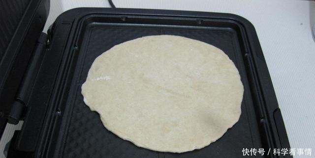 烙油饼,用清水和面是“外行”!做好这3点,柔软筋道,放凉不硬