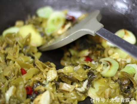 不腥|做酸菜鱼时,别只会炒酸菜,牢记1个小妙招,鱼肉嫩滑多汁还不腥