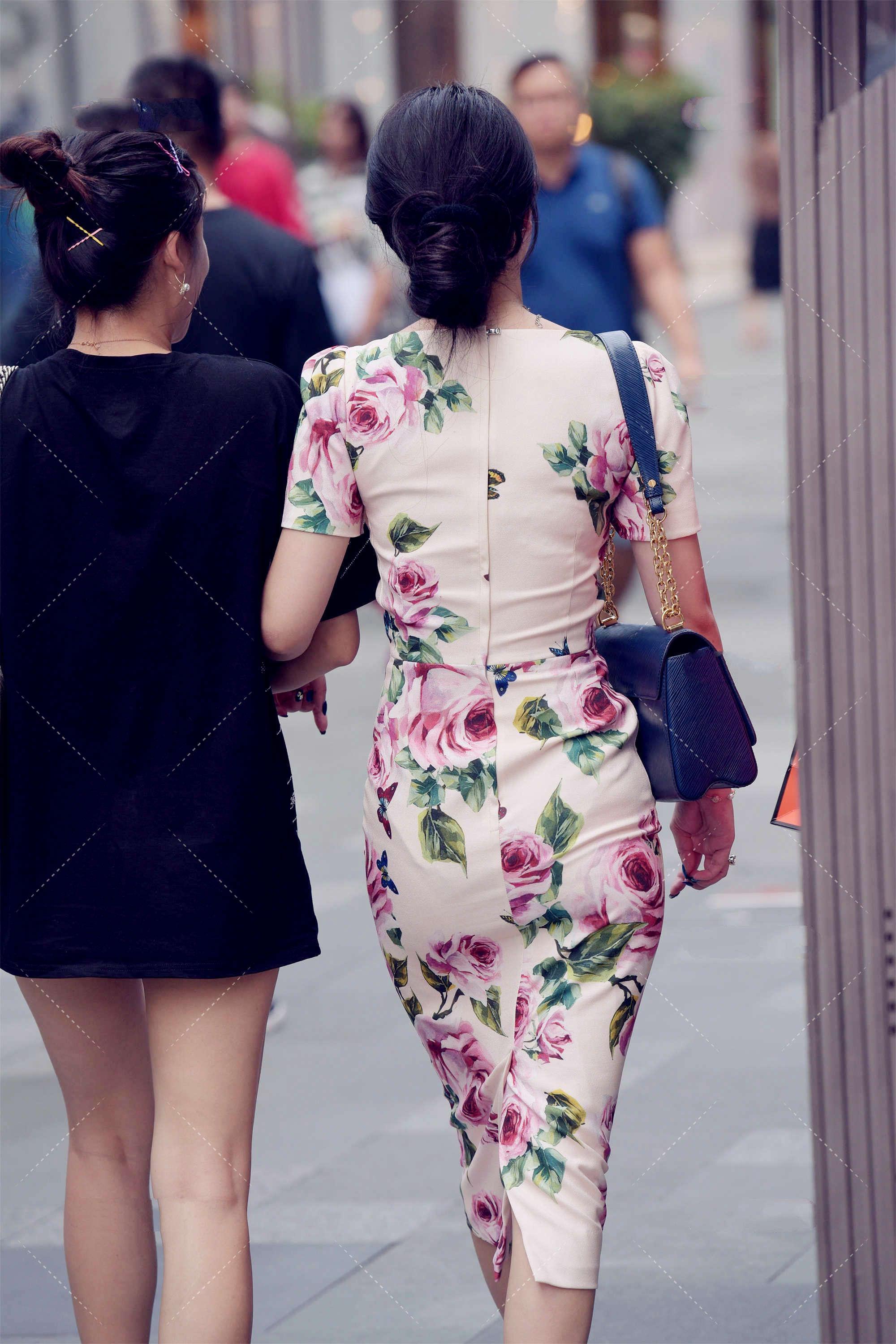 粉白|街拍:粉白系色裙子与印花设计组合,展现优雅温柔风格