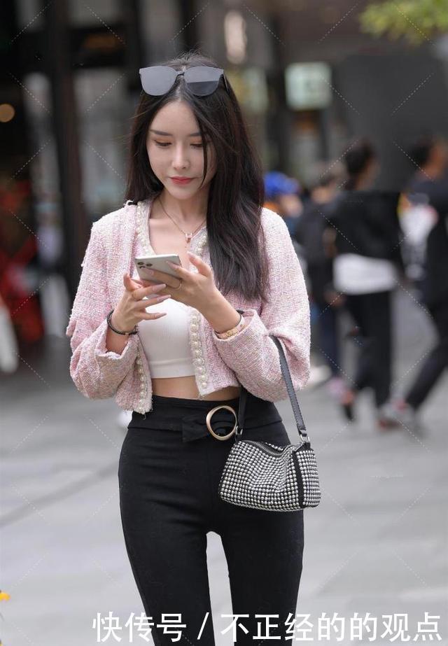 简约穿搭黑色打底喇叭裤,搭配吊带和小开衫,