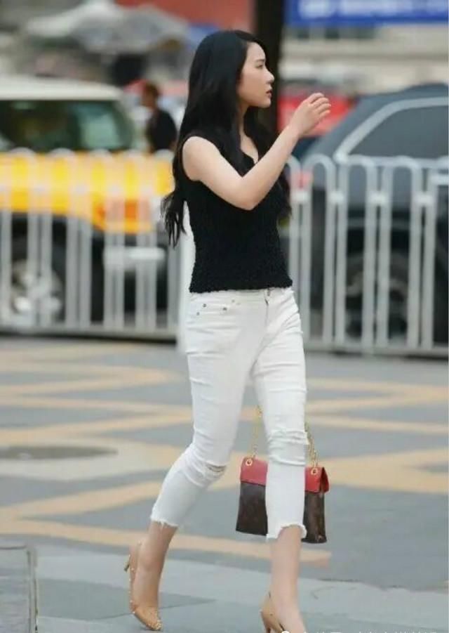 套路|牛仔裤有了“新套路”,时髦又显白,年轻女孩争着穿
