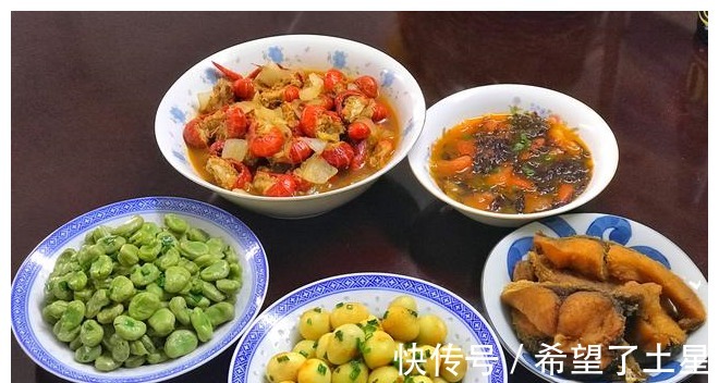 朋友|一家三口的假期晚餐，四菜一汤，简单不将就，朋友真会享受！