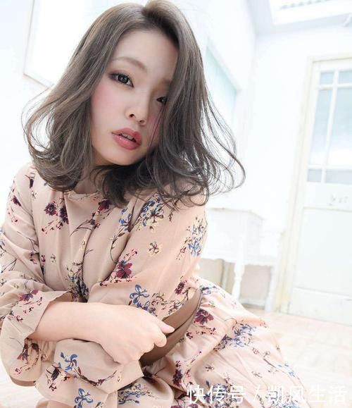 羊毛卷|羊毛卷已经“失宠”，今年流行这种发型，减龄又洋气满满高级感