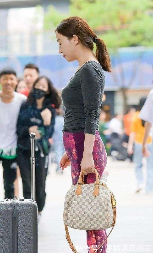 小姐姐 打底裤既清新又美丽,充满都市靓丽感,衬托精致!