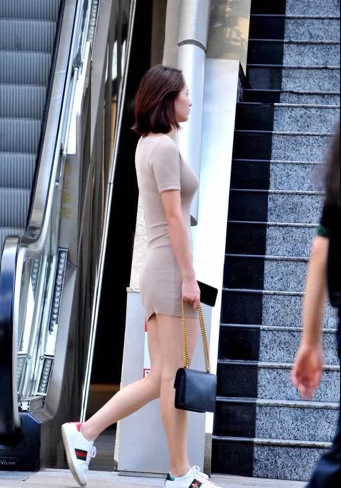 街拍 街拍: 穿灰色紧身包臀短裙的性感成熟美妇, 一脸的严肃发生了什么