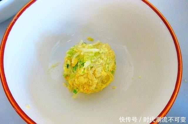 这是全家都爱吃的菜团,不用和面发面,简单省事,鲜香又解腻