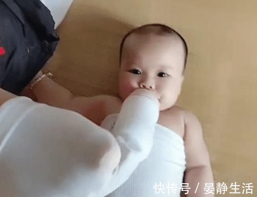 奶爸|“爸爸带娃,只要活着就好”,奶爸臭袜子用处多,花式喂娃火了