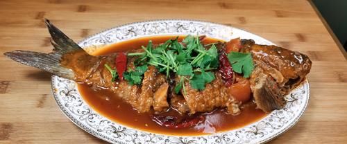  红烧鱼怎么做不破损又入味？饭店大厨亲授技巧，鱼肉鲜嫩超下饭