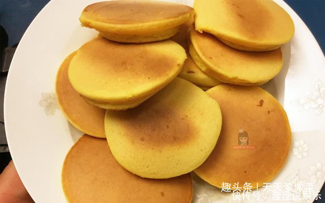 孩子们|两个鸡蛋，一杯玉米粉，教你做香甜松软玉米饼，孩子们抢着吃