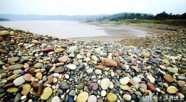 豪宅|靠捡石头致富的村子,一块石头价值上万,人人住豪宅开豪车