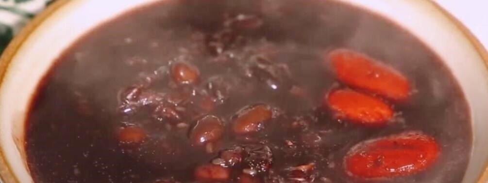 乌黑|白发最怕这食材,隔天吃一回,头发乌黑亮丽,人人见了都夸漂亮