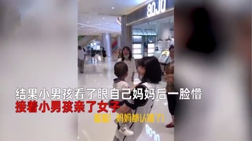 妈妈|萌娃商场“认错”妈妈抱着不松手,接下来的举动萌化了太有缘了