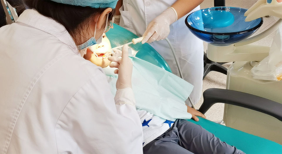 牙齿|暑期正畸添颜值，一“齐”让孩子笑得更自信