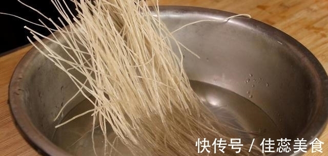 胡萝卜最好吃的做法,我家秋天经常吃,出锅连汤汁都不剩