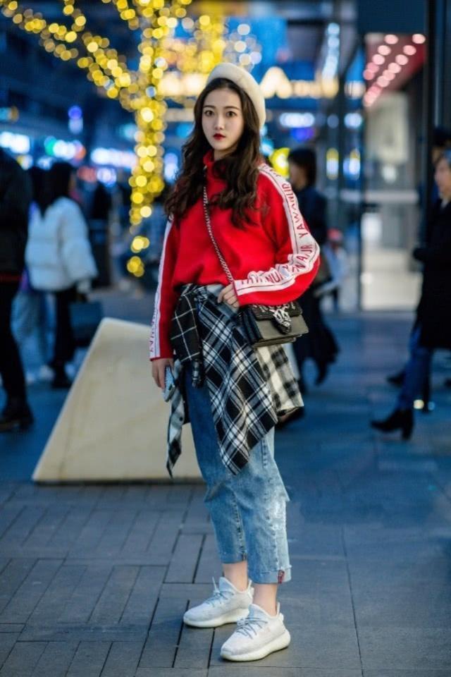 街拍:小姐姐身穿衣装时尚,秀出绝美好身材,凸显时尚气息