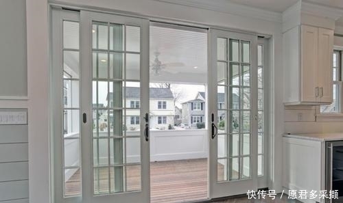 推拉门|家中阳台不要傻傻装推拉门了，占地方又不实用，聪明人更爱装这种