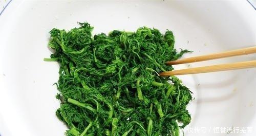 别再把这道菜当野草了,把他带回家蒸,很酷回甘,春天没吃真可惜