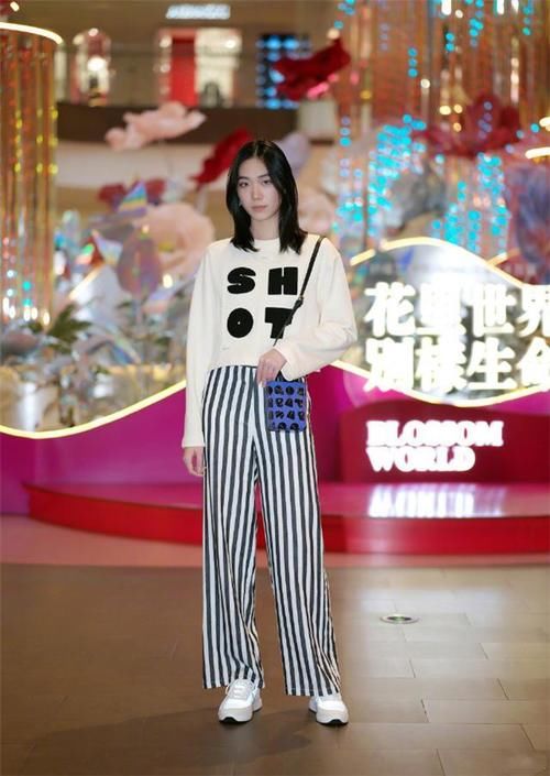 秋冬|立秋后，卫衣就买这4个“减龄款”，高级不说还显白，照着穿就美