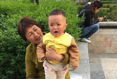 李奶奶|为什么宝宝看到“某个人”会突然大哭？不是迷信，父母要心中有数