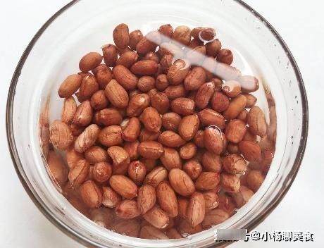 花椒粒|水煮花生米好吃有技巧,多加1个步骤,花生米入味更光亮,不发黑