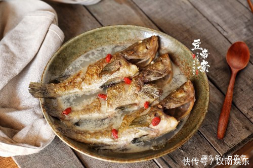 煮鱼汤时,要记得这两个步骤,才能奶白好喝,鱼肉还鲜嫩好吃