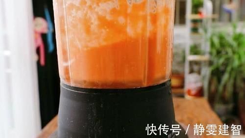 红薯别煮着吃了,加碗面粉烫一烫,不用油炸就酥脆,咬一口还流沙