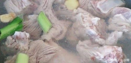 排骨焯水后为何又腥又硬,看看大厨都是怎么做的?
