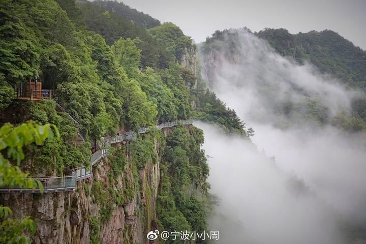 浙江最长高空玻璃栈道在奉化徐凫岩试运营