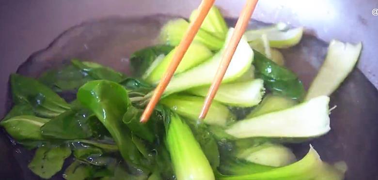 青菜不能直接下锅炒,牢记2个小窍门,出锅青菜翠绿还不出水