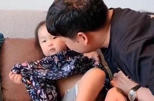 青青河边草|爸爸逗弄女儿，女儿嫌弃表情笑翻网友这恐怕是一件漏风的小棉袄