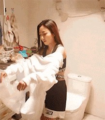 |搞笑GIF:据说刚化完妆的女生都是这样换衣服的