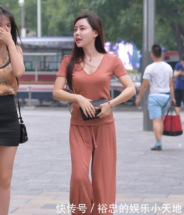 连体裙|灰色短款卫衣搭配同色运动裤,摆脱闷热感,清爽舒适