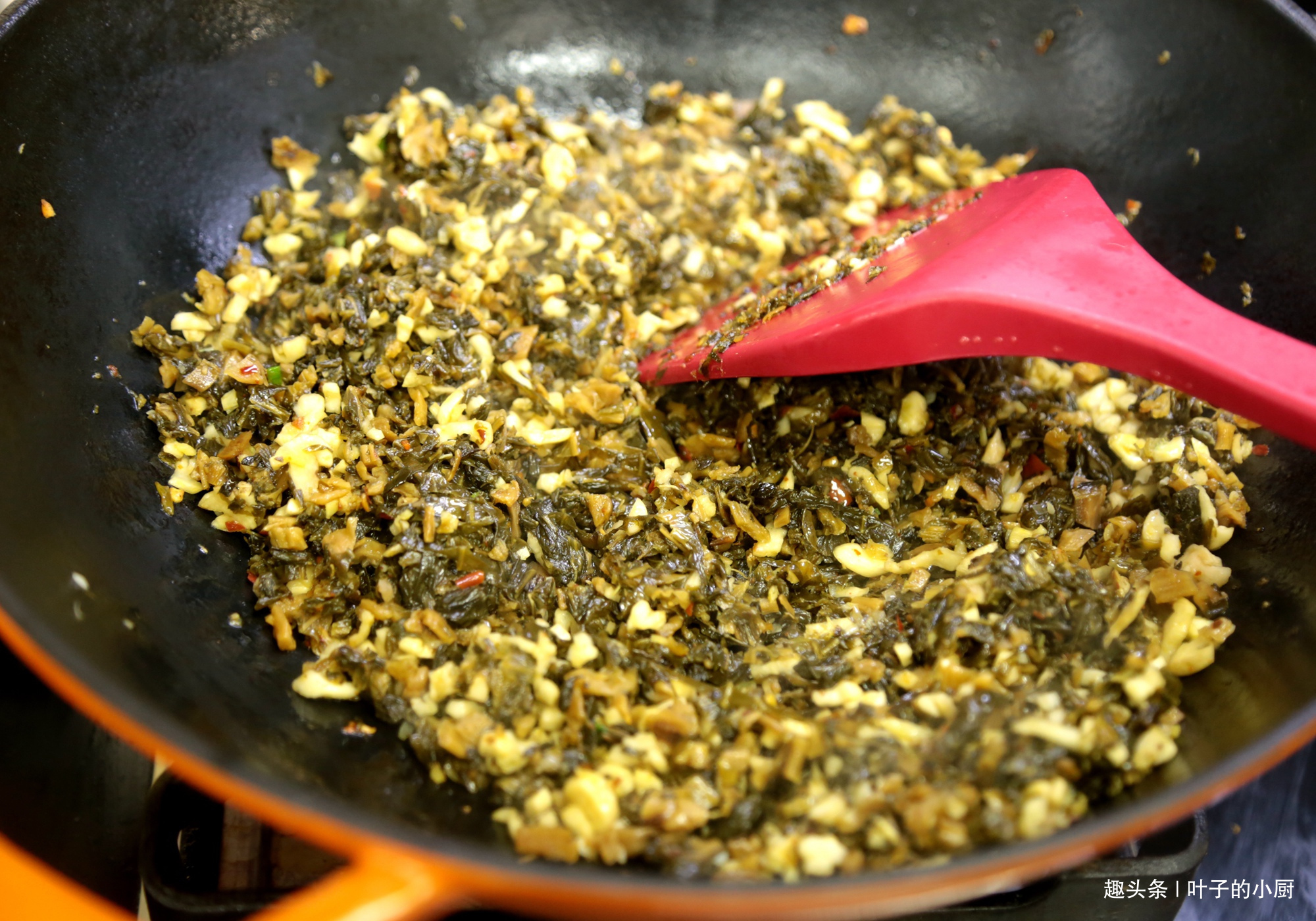 做排骨,很多人都用“传统”方法烧,油多还不香,教您好吃的秘诀