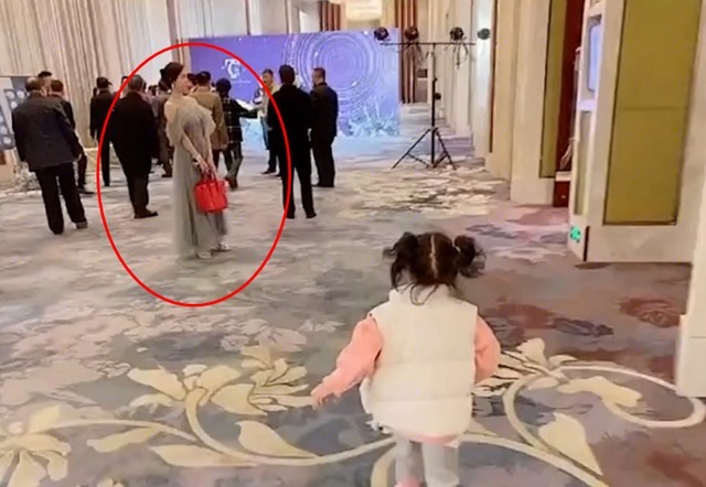 女儿 妈妈去当伴娘,让女儿叫自己“姐姐”,老公:你想给她换个爸?