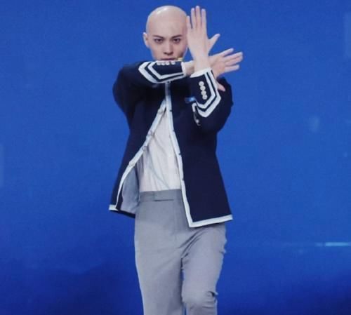 青春有你3|看惯了梁森光头造型，当他随意套上假发，十七梓渝的反应好真实