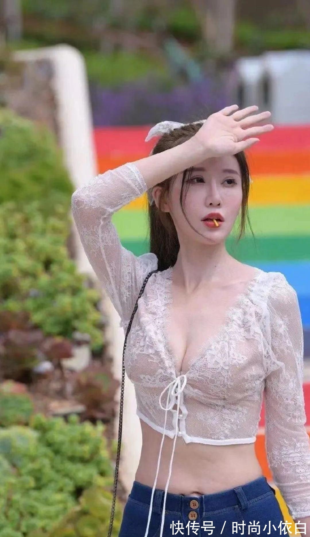 蕾丝 V领露脐上衣搭配紧身牛仔裤,简约大气,女神范十足!