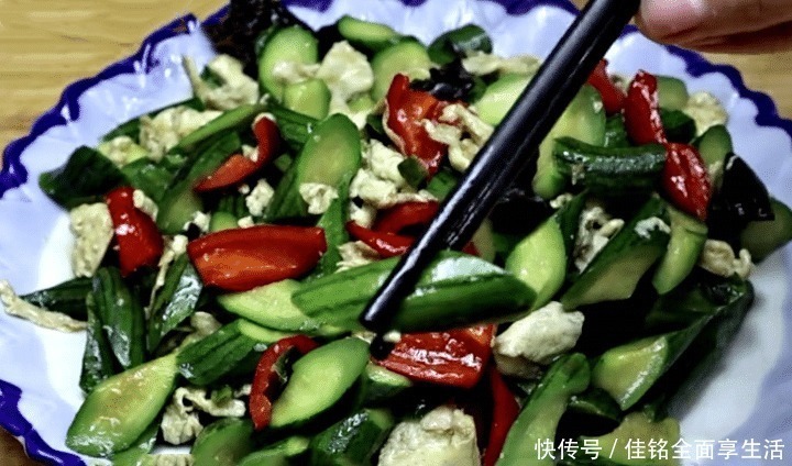 丝瓜炒鸡蛋|秋天此菜正当季,2块钱一斤,简单一炒,鲜嫩可口,好吃又下饭