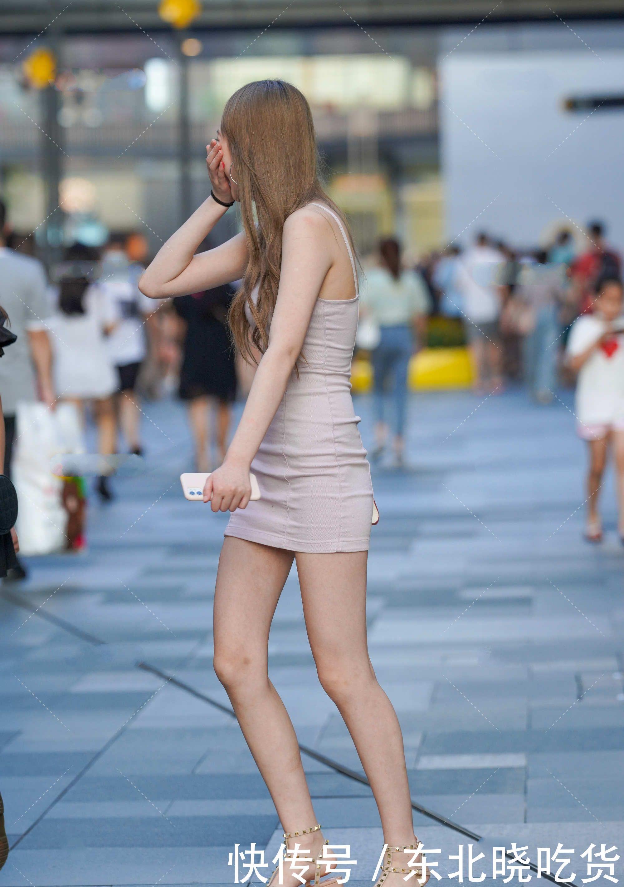 妆容|黄色长卷发配上精致的妆容,搭配一条粉色裙子,美丽又有气质